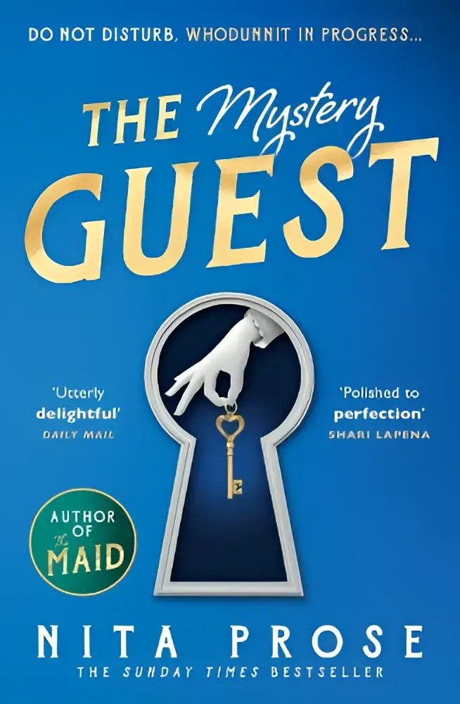 Boekcover van the mystery guest van nita prose met een gouden sleutel in een wit handvat in een molly the maid mystery
