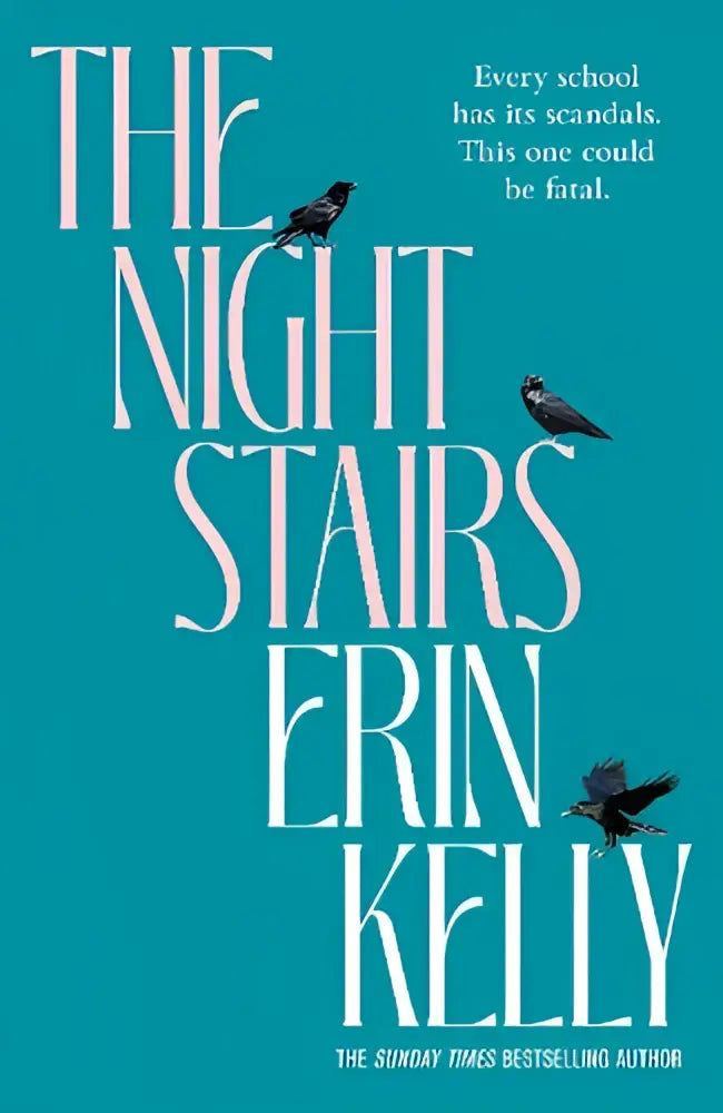 Boekcover van the night stairs door erin kelly in teal met witte letters en zwarte vogels in vlucht