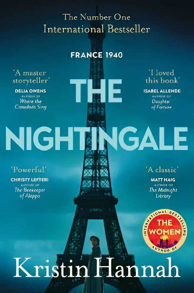 De paperback van the nightingale heeft een teal kleurige omslag met de eiffeltoren en een silhouet van een vrouw ervoor