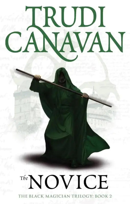 Een donker groene, vloeiende kapmantel met staf gedragen door een figuur in the novice van the black magician