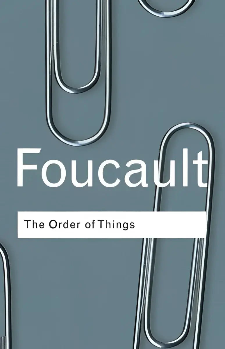 De boekomslag van The Order of Things toont de titel Foucault in witte letters op een grijze achtergrond met metalen paperclips