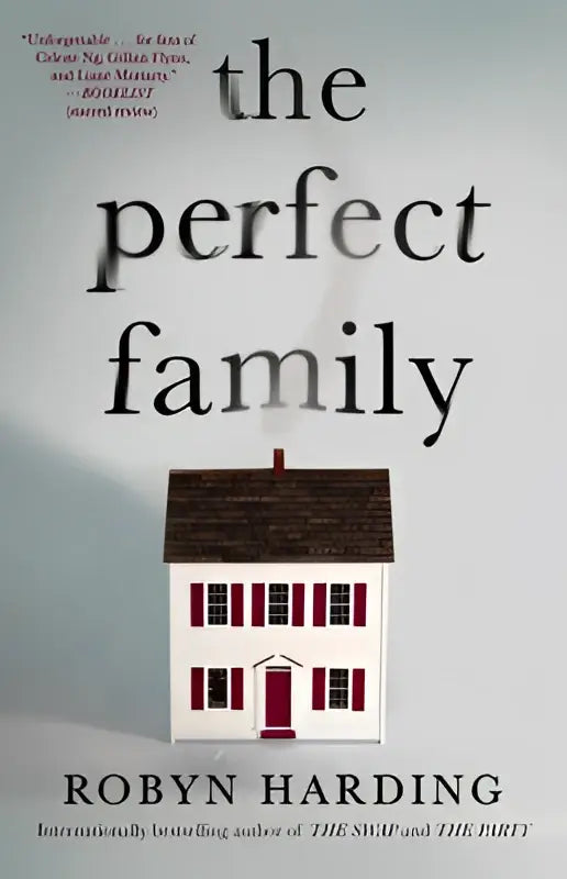 De perfecte family boekcover toont een wit huis met rode luiken en een donkerbruine dak tegen een zachte grijze achtergrond