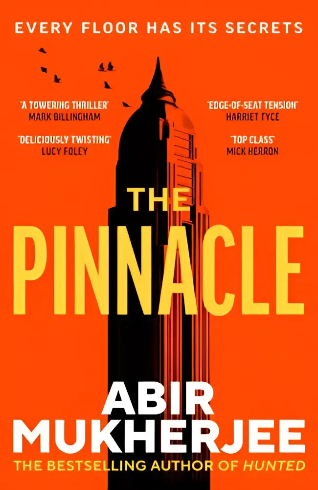 The pinnacle boek van abir mukherjee met een oranje omslag, gele letters en een donkere wolkenkrabber voor spannende fictie en amateur detectives