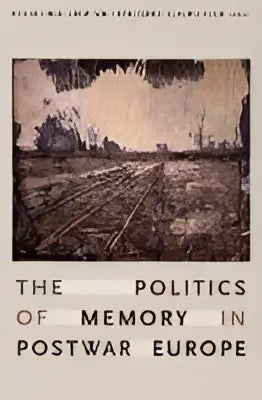Sepia-tonen vintage boekomslag met de titel the politics of memory in postwar europe in hoofdletters centraal gedrukt