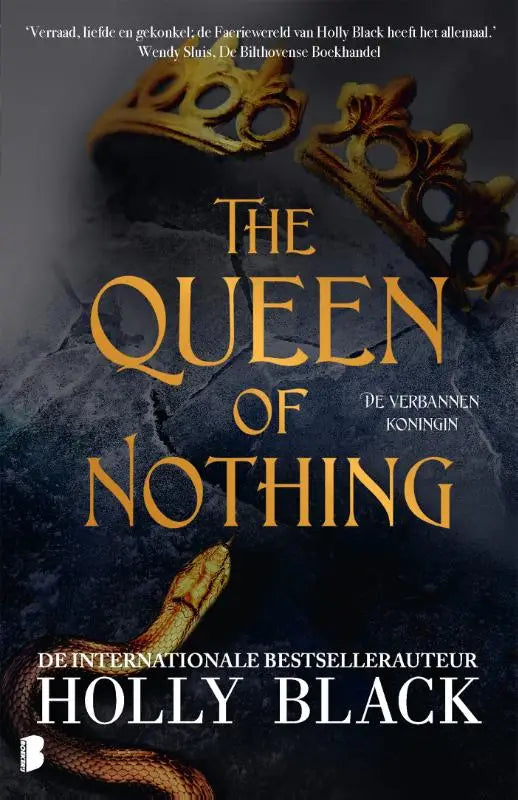 Gouden sierkronen liggen op een donkere, textuurige ondergrond met een smaragdgroene slang eronder bij the queen of nothing