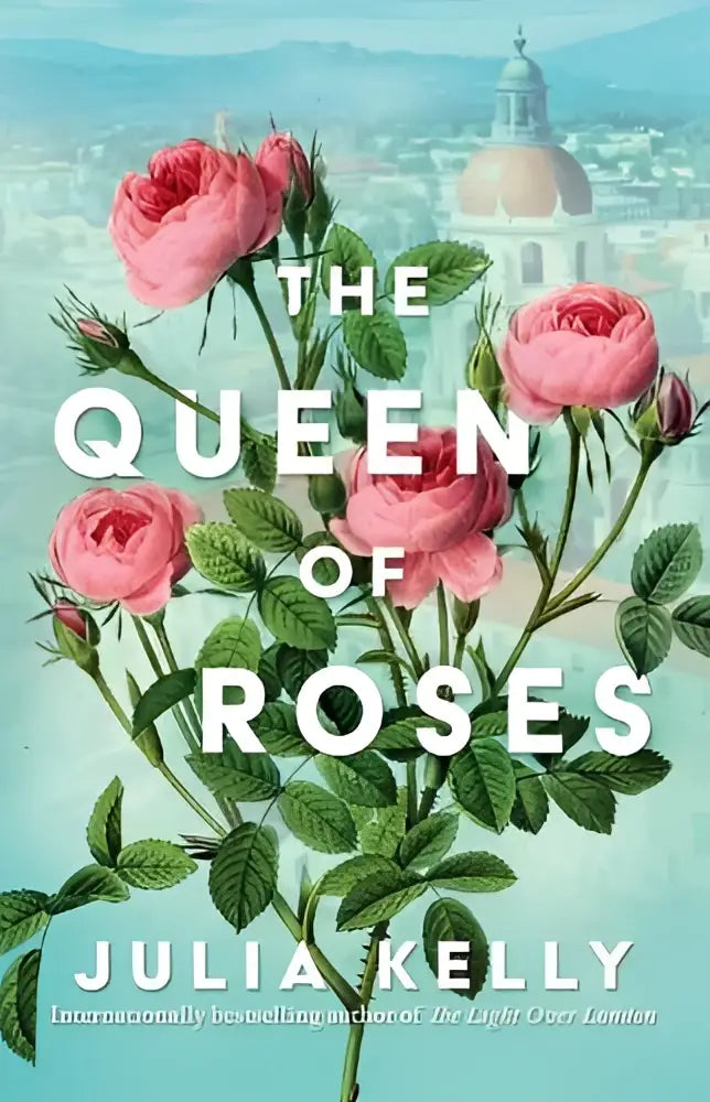 The queen of roses boekomslag toont een delicate illustratie van roze rozen met groene stelen en bladeren tegen een zachte stadsachtergrond