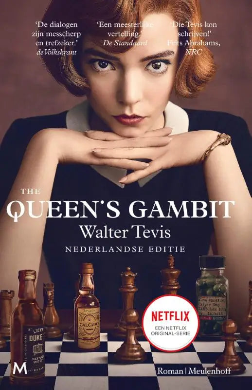 De boekcover van the queen’s gambit nederlandse editie toont een vrouw met kort rood haar en zwarte jurk