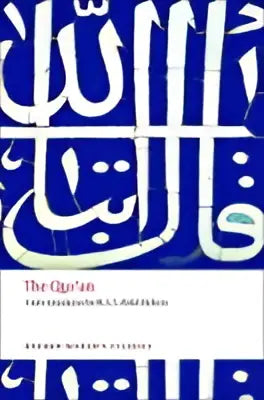 Blauw-witte arabische kalligrafie op de omslag van het boek the qur’an met de titel in het engels