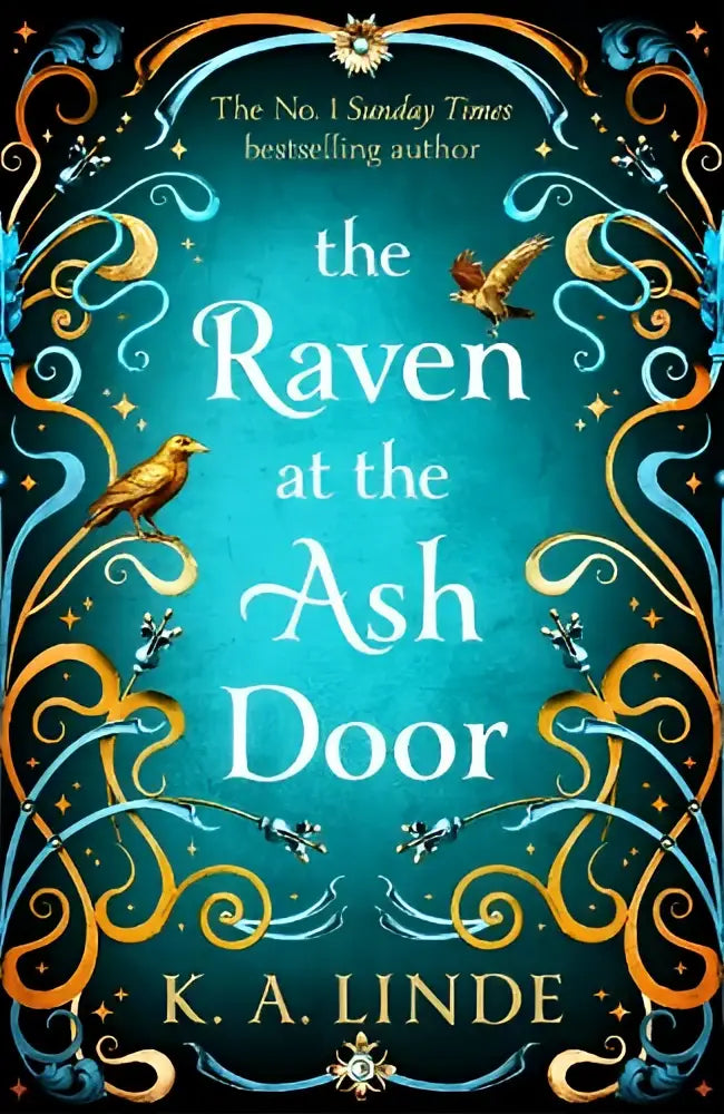 De raven at the ash door boekomslag toont gouden en teal ornamenten, vogels in vlucht op een donkerblauwe achtergrond