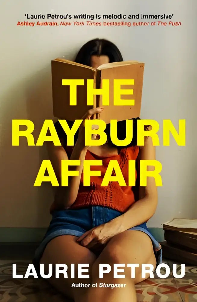 Een persoon draagt een oranje gebreide top en blauwe denim shorts en houdt een groot boek voor het gezicht in the rayburn affair