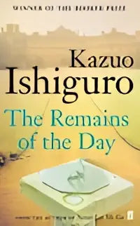 The remains of the day van kazuo ishiguro met een gedempt gele omslag en een achthoekig stenen zonnewijzer op de voorgrond