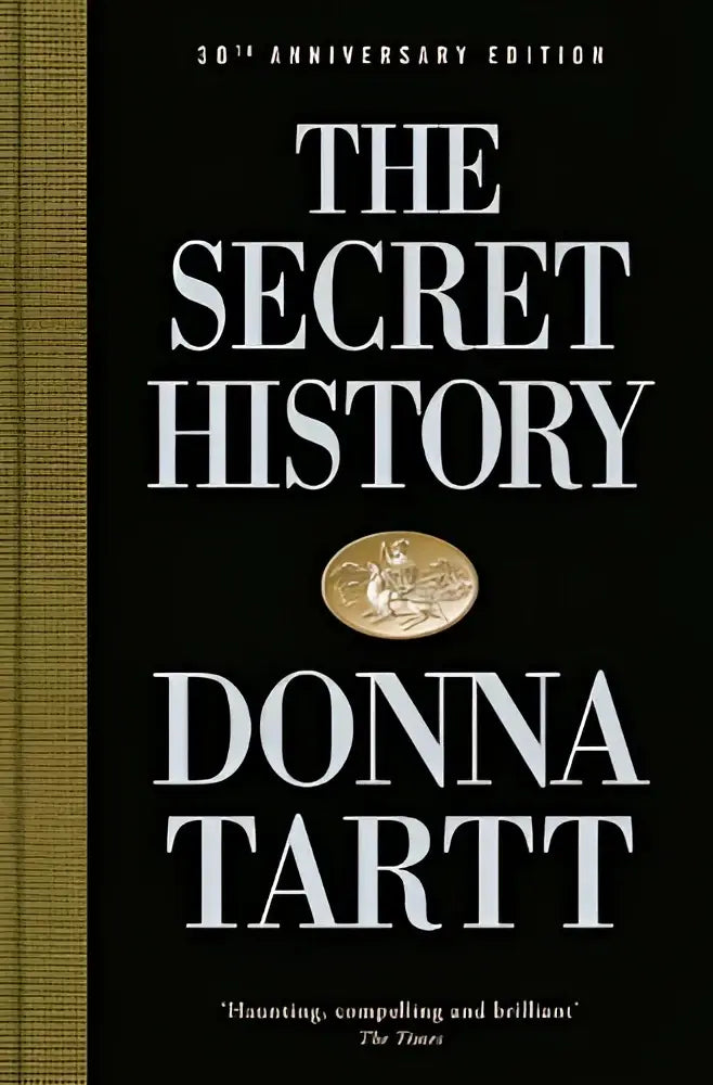 Zwarte hardcover boek met goud-embossed tekst en olijfgroene gestructureerde rug the secret history 30th anniversary edition