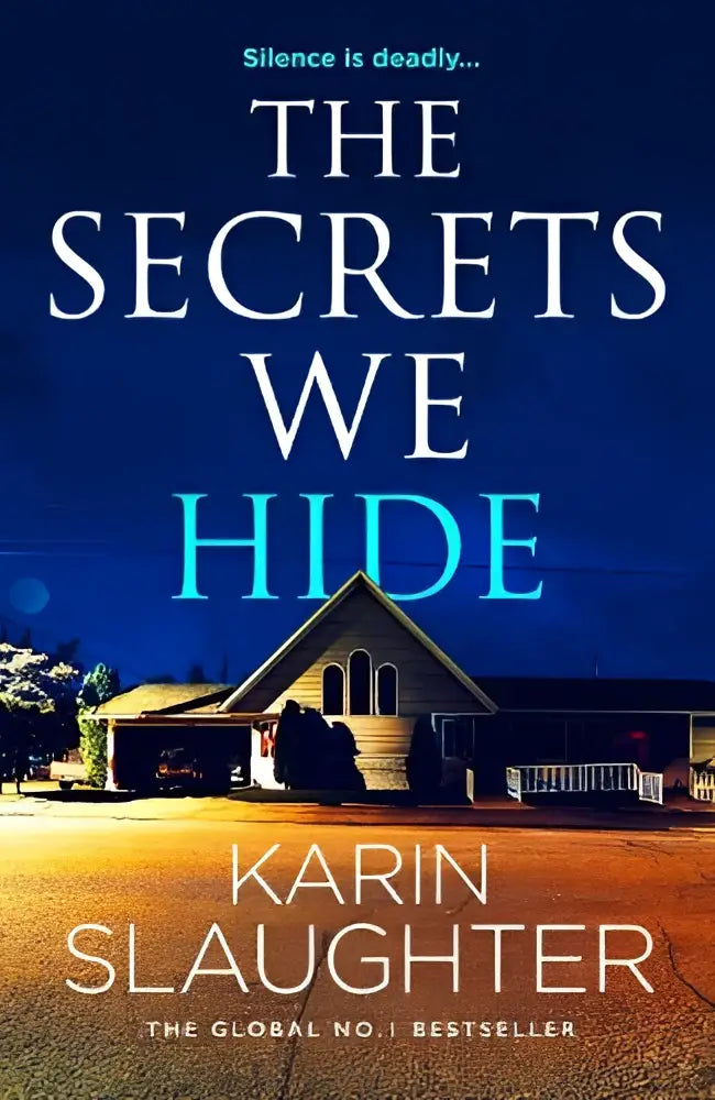 De geheimen die we verbergen door karin slaughter thriller boekcover met witte en teal letters en een huis in nachtlicht