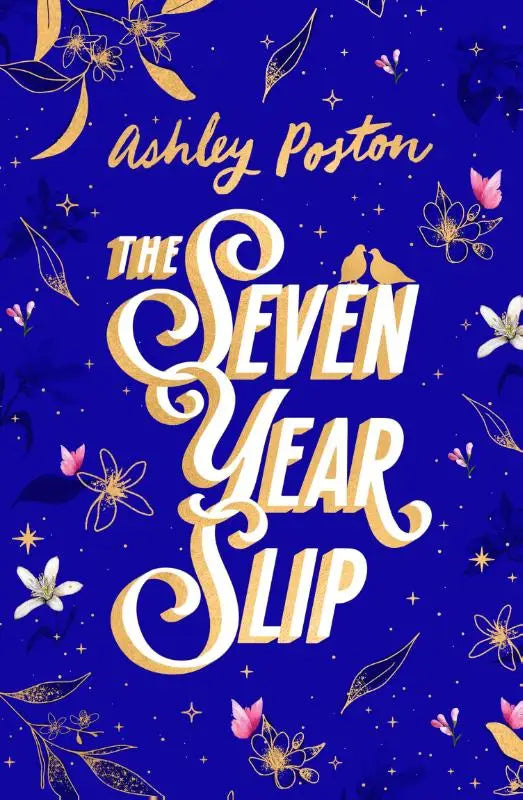 Boekomslag van the seven year slip door ashley poston met goudkleurige letters op diepblauwe achtergrond met bloemen en sterren