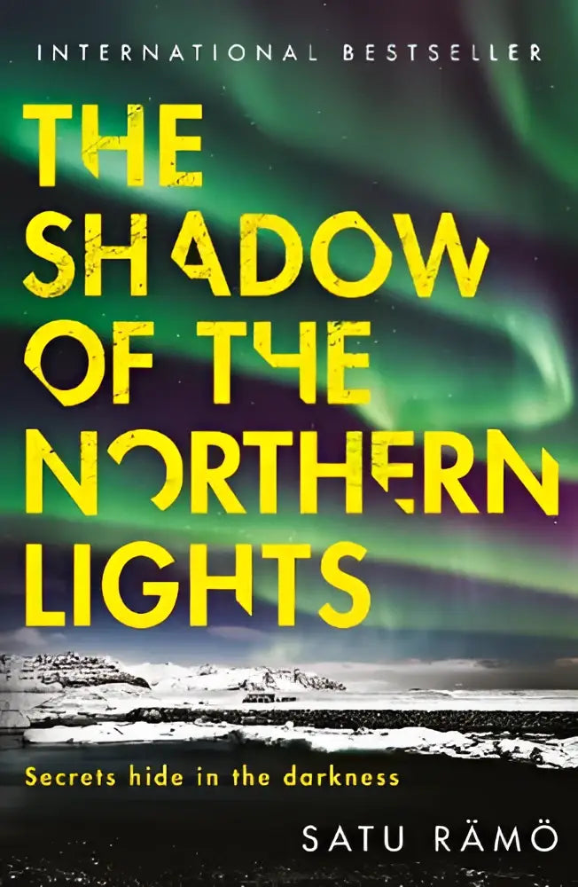 De cover van the shadow of the northern lights toont gele tekst tegen groene en paarse noorderlicht in deze bekroonde serie