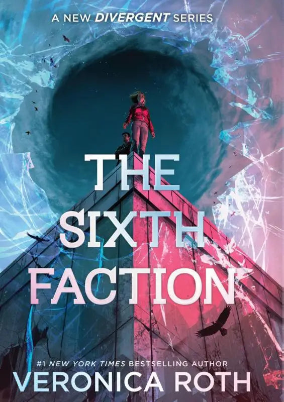 De cover van het boek the sixth faction toont twee figuren op een gespleten piramide met blauwe en roze energie achtergrond