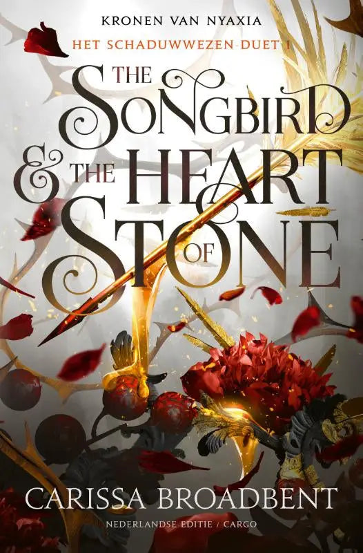 De songbird and the heart of stone boekomslag toont goudkleurige letters op een achtergrond van rode bloemblaadjes en gouden doornen