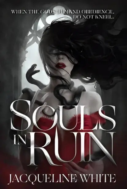 De boekomslag van the souls in ruin toont een donkere gothische vrouw met zwart haar en rode lippen voor een schaduwrijke achtergrond in een lovers dark fantasy enemies to lovers verhaal