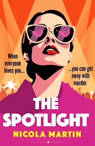 The spotlight door nicola martin is een pakkende summer read met een opvallende roze en oranje cover en een gestileerde vrouw met zonnebril