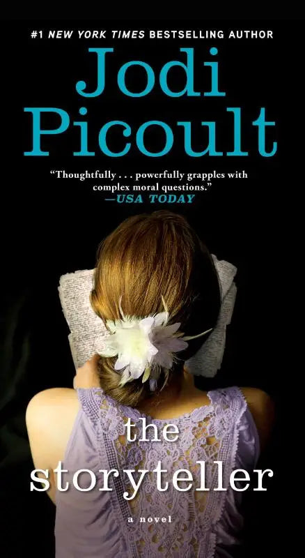 De achterkant van het boek the storyteller van jodi picoult toont een vrouw in een lavendelkleurige kanten jurk met opgestoken haar en witte bloem