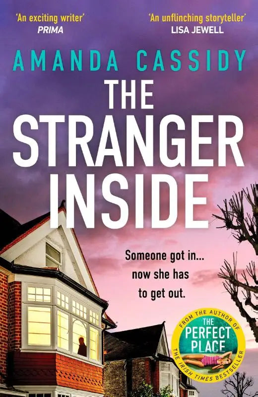 Paperback boek the stranger inside van amanda cassidy met een paarsroze lucht en een bakstenen huis in schemerlicht