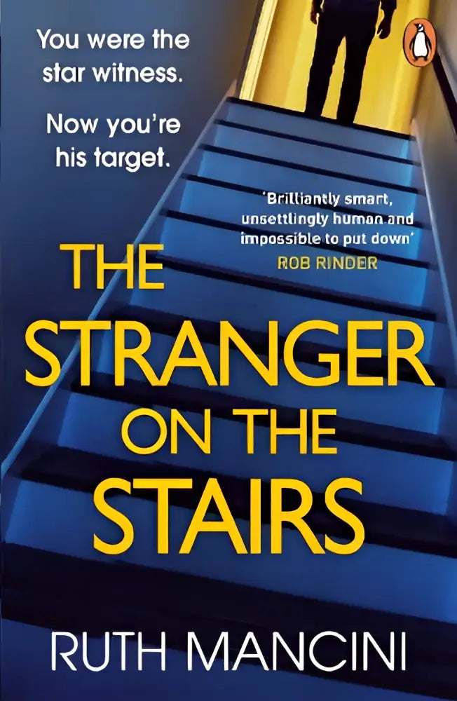 Boekomslag van the stranger on the stairs door ruth mancini met gedurfde gele letters op een donkerblauwe trapachtergrond