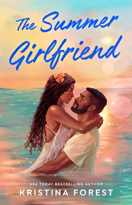 De romance roman the summer girlfriend door kristina forest toont een geïllustreerd koppel dat elkaar omarmt bij zonsondergang in warme oranje en blauwe tinten