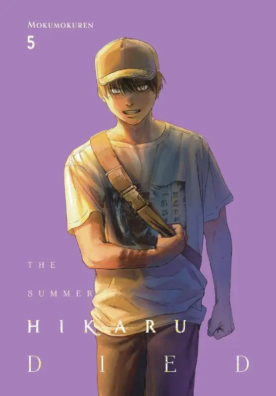 De cover van het vijfde volume van the summer hikaru died manga met een personage in een beige pet en lichtblauw t-shirt