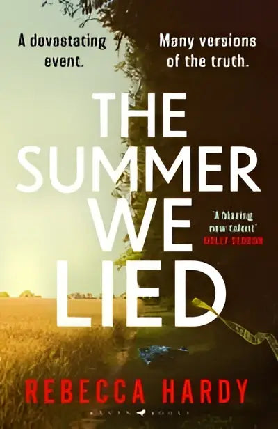 Hardcover boek the summer we lied van rebecca hardy met gedurfde witte en rode letters op een warm getinte cover