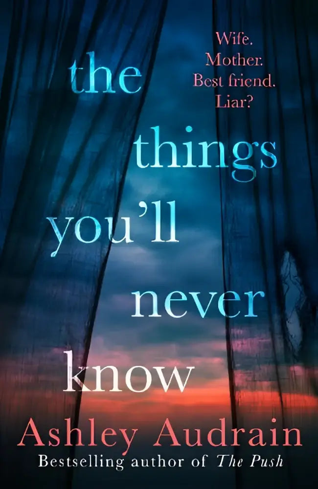 De boekomslag van the things youll never know van ashley audrain toont sfeervolle blauwe gordijnen en dramatische lucht