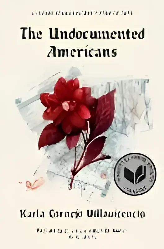 De kaft van het boek the undocumented americans heeft een rood bloemmotief met zwarte tekst en een cirkelvormig embleem rechts onderaan
