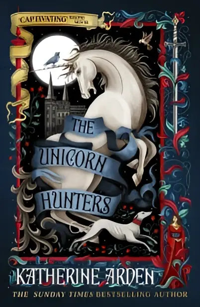 De cover van the unicorn hunters boek toont een wit paard met hoorn tegen een donkerblauwe achtergrond met goudornamenten