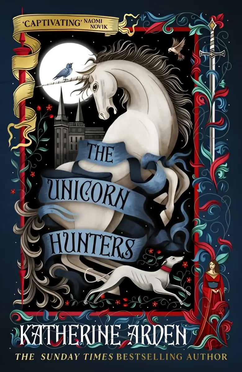 De cover van het boek the unicorn hunters van katherine arden toont een witte eenhoorn met een donker golvend manen tegen een marineblauwe achtergrond met rode en gouden sierlijke randen
