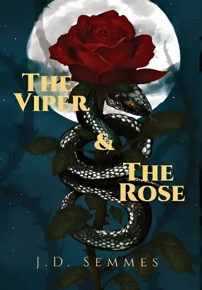 Een opvallende zwarte en zilveren viper coilt zich rond een rode roos voor de volle maan in the viper and the rose