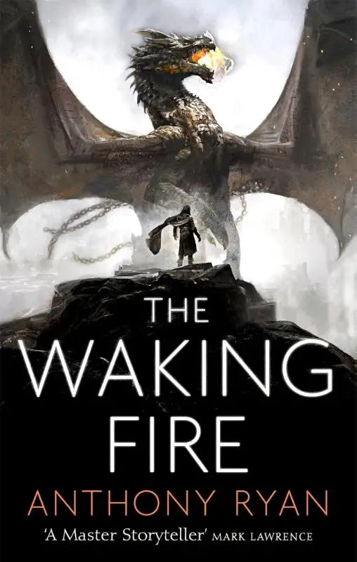 De cover van the waking fire boek een van draconis memoria toont een donkere draak met vuur en maanlicht op stenen ruïnes