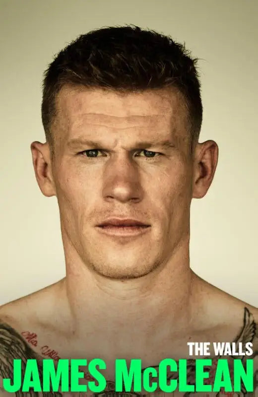 James mcclean met korte donkere haren en zichtbare tattoos op de schouders in the walls persoonlijke verhalen productbeeld