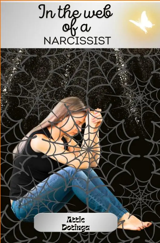 Vrouw met lang bruin haar in zwarte top en blauwe jeans zit voor een grijs spinnenweb ontwerp in the web of a narcissist
