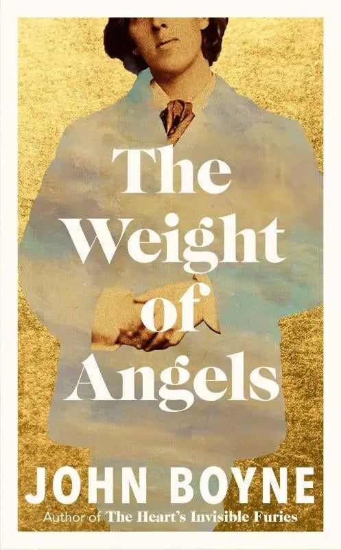 The weight of angels van john boyne is een historische fictie roman met een gouden blad achtergrond en witte serif tekst