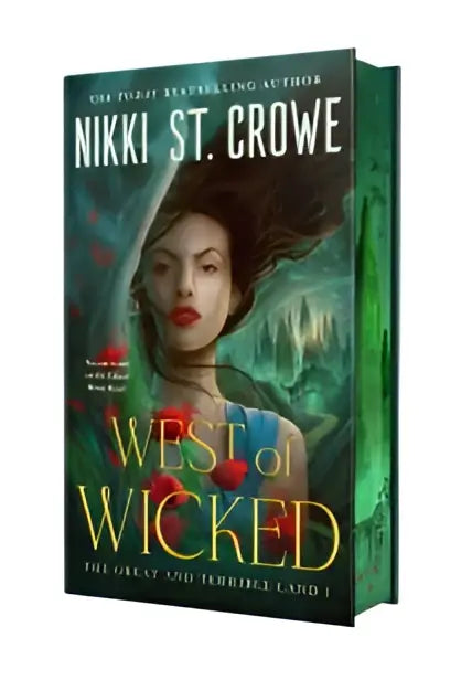 De boekcover van the west of wicked toont een vrouw met donker haar en rode lippen tegen een groene achtergrond in een great and terrible land