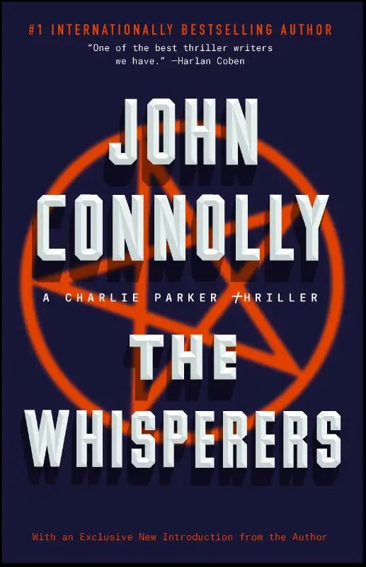 De boekcover van the whisperers door john connolly toont een oranje pentagram en witte letters op een donkerblauwe achtergrond voor een charlie parker thriller
