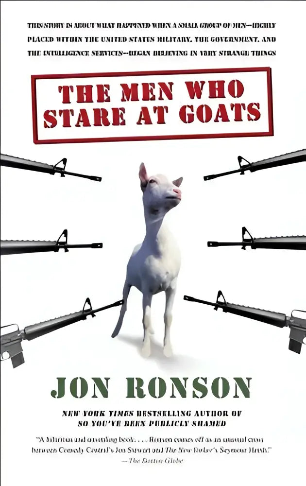 Een wit geitenfiguurtje met zwarte ogen en neus dat rechtop staat in het product the men who stare at goats