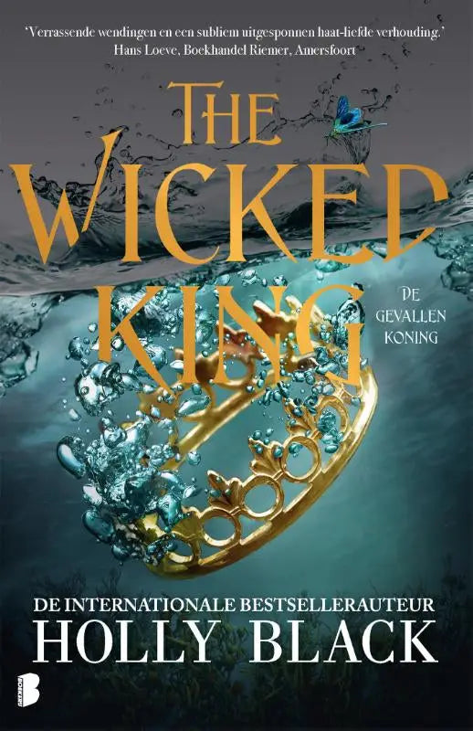 Gouden kroon van the wicked king deels verborgen door bubbels en een blauwe vlinder onder water