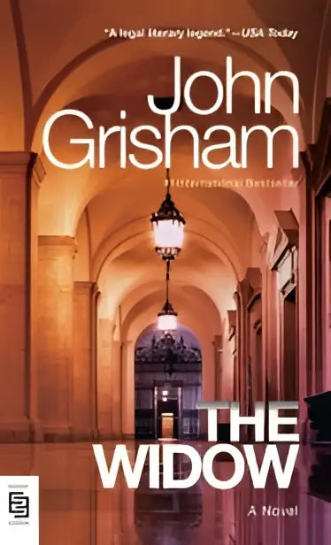 The widow van john grisham boekcover met titel tegen een warm verlichte architecturale gang met hanglampen