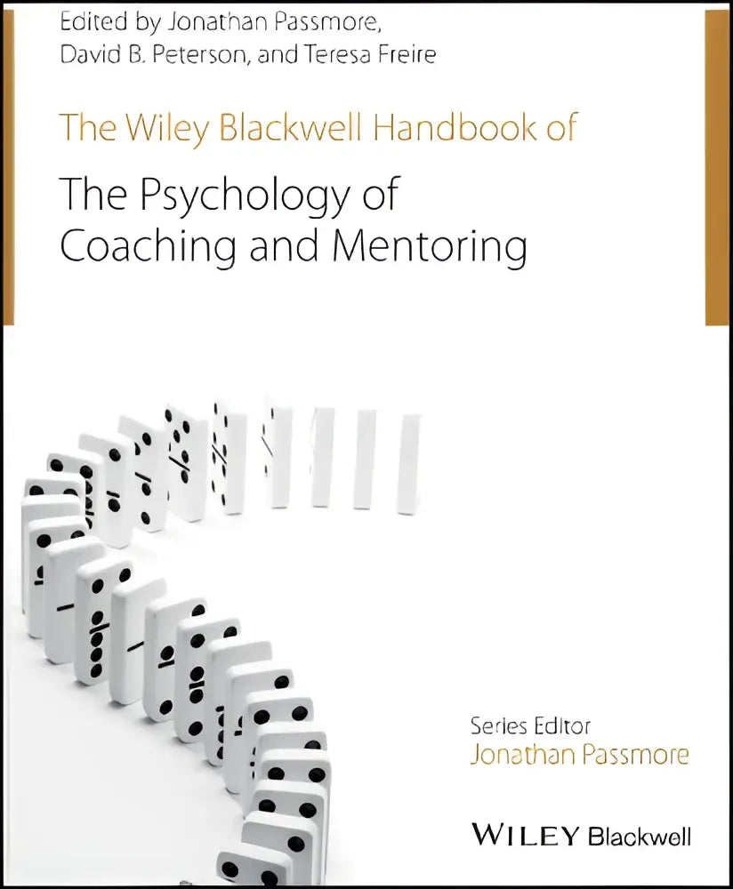 Witte dominostenen in een gebogen lijn op de voorkant van the wiley-blackwell handbook of the psychology of coaching and mentoring