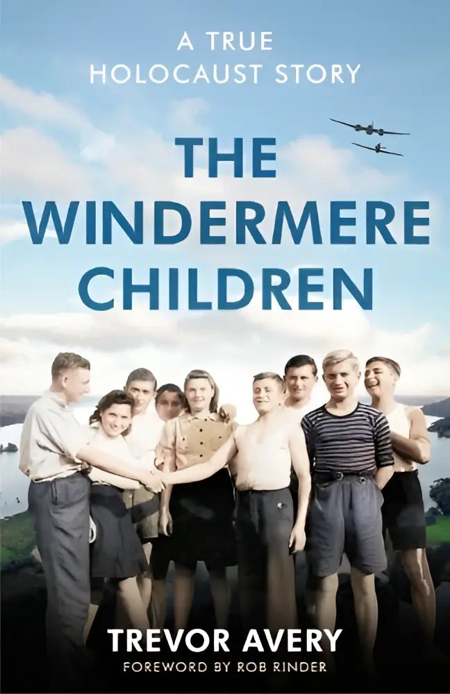Een groepsfoto van de windermere children, jonge mensen in vintage kleding onder vliegtuigen in de lucht