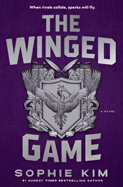 Paars boekomslag van the winged game door sophie kim met zilverkleurig wapenschild centraal op de voorkant