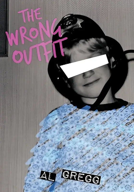 Een kind draagt een lichtblauw topje met patroon en zwarte helm in de wrong outfit productfoto