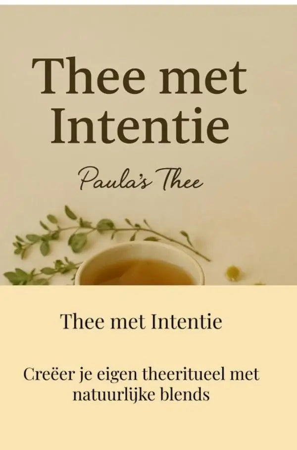 Een witte keramische theekop gevuld met amberkleurige thee naast groene kruiden voor natuurlijke blends
