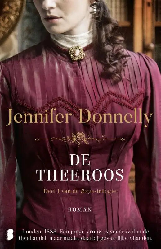 Vrouw in diepe bordeauxrode victoriaanse jurk met goudborduurwerk bij dramatische gebeurtenis staat in londen 1888