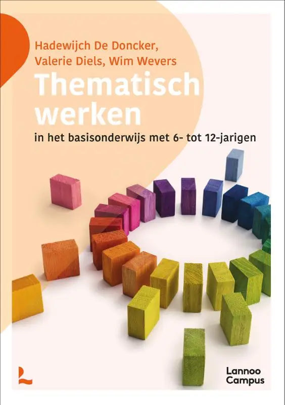 Het boek thematisch werken van valerie diels en wim wevers toont een cirkelvormig regenboogpatroon van houten blokken